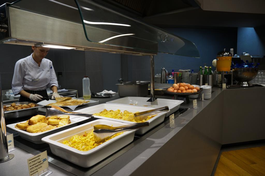 Alexander Beach Hotel & Spa Alexandroupoli Eksteriør billede A chef working in a commercial kitchen