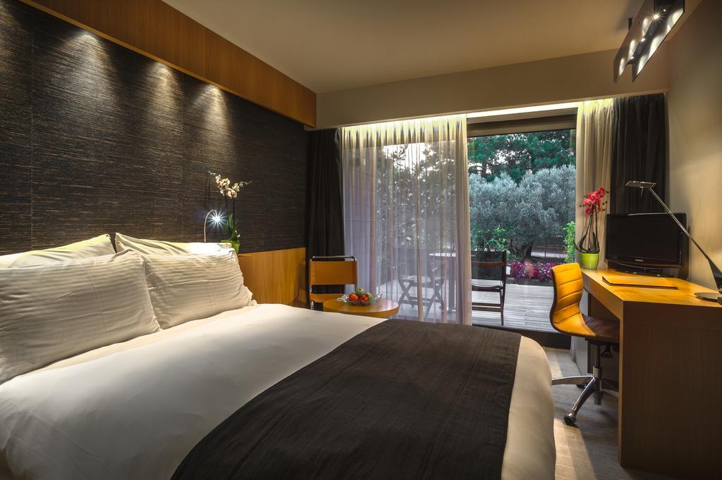 Alexander Beach Hotel & Spa Alexandroupoli Eksteriør billede A room at the Athens Hilton