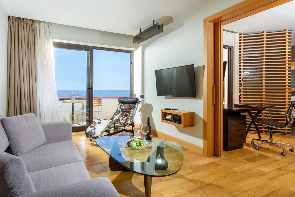 Alexander Beach Hotel & Spa Alexandroupoli Eksteriør billede A suite at the hotel