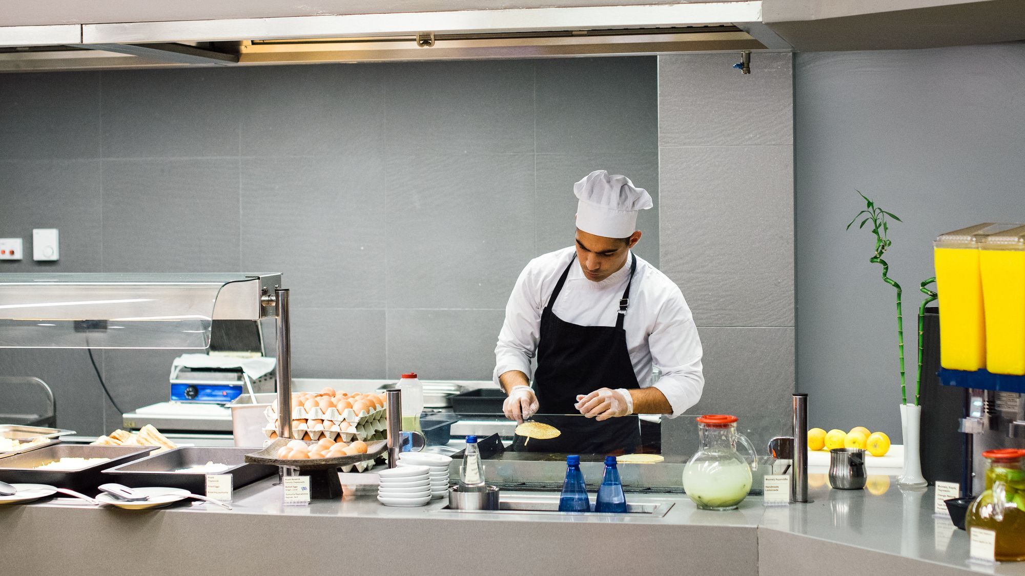 Alexander Beach Hotel & Spa Alexandroupoli Eksteriør billede A chef preparing food