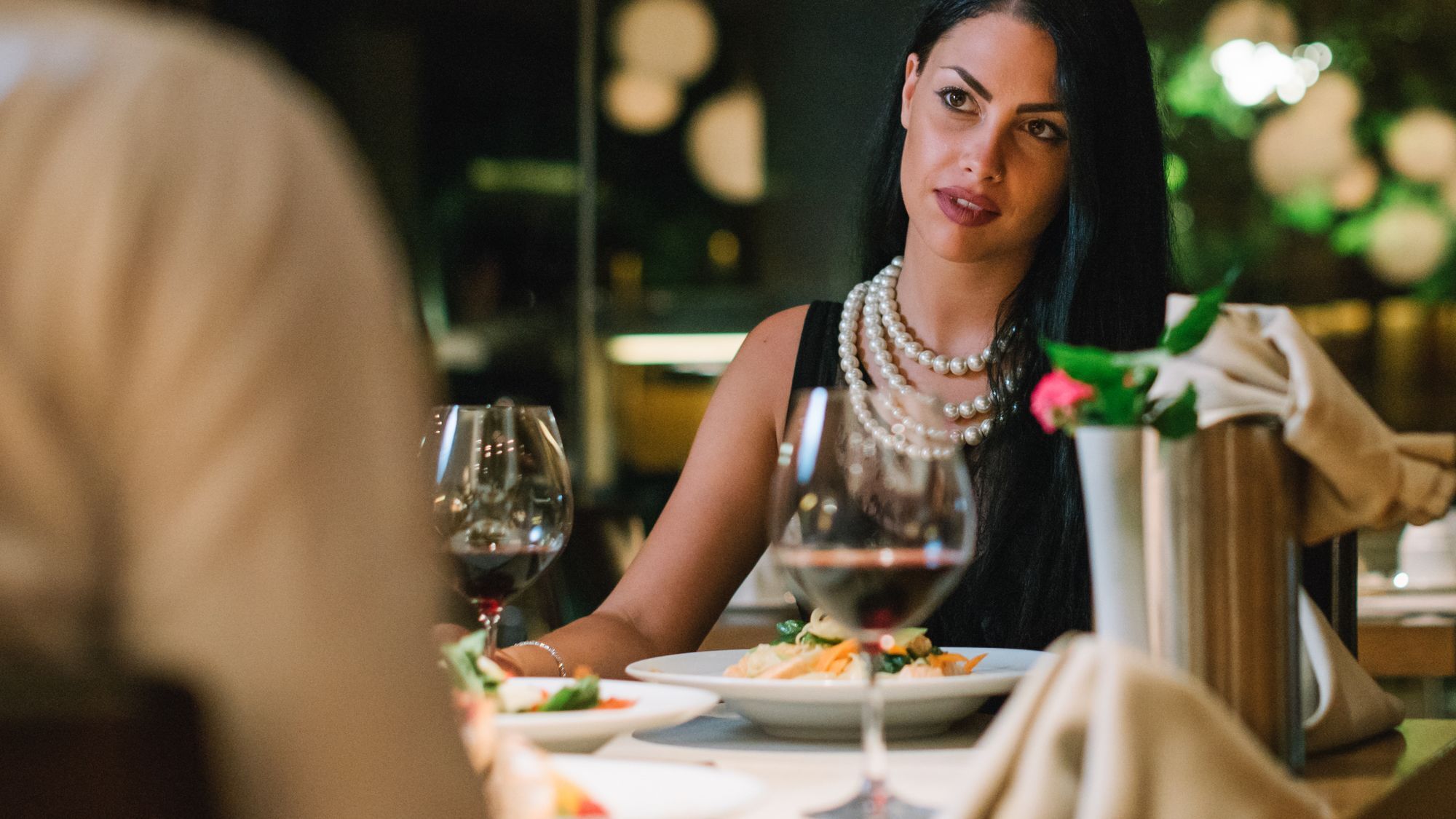 Alexander Beach Hotel & Spa Alexandroupoli Eksteriør billede A woman dining in a restaurant