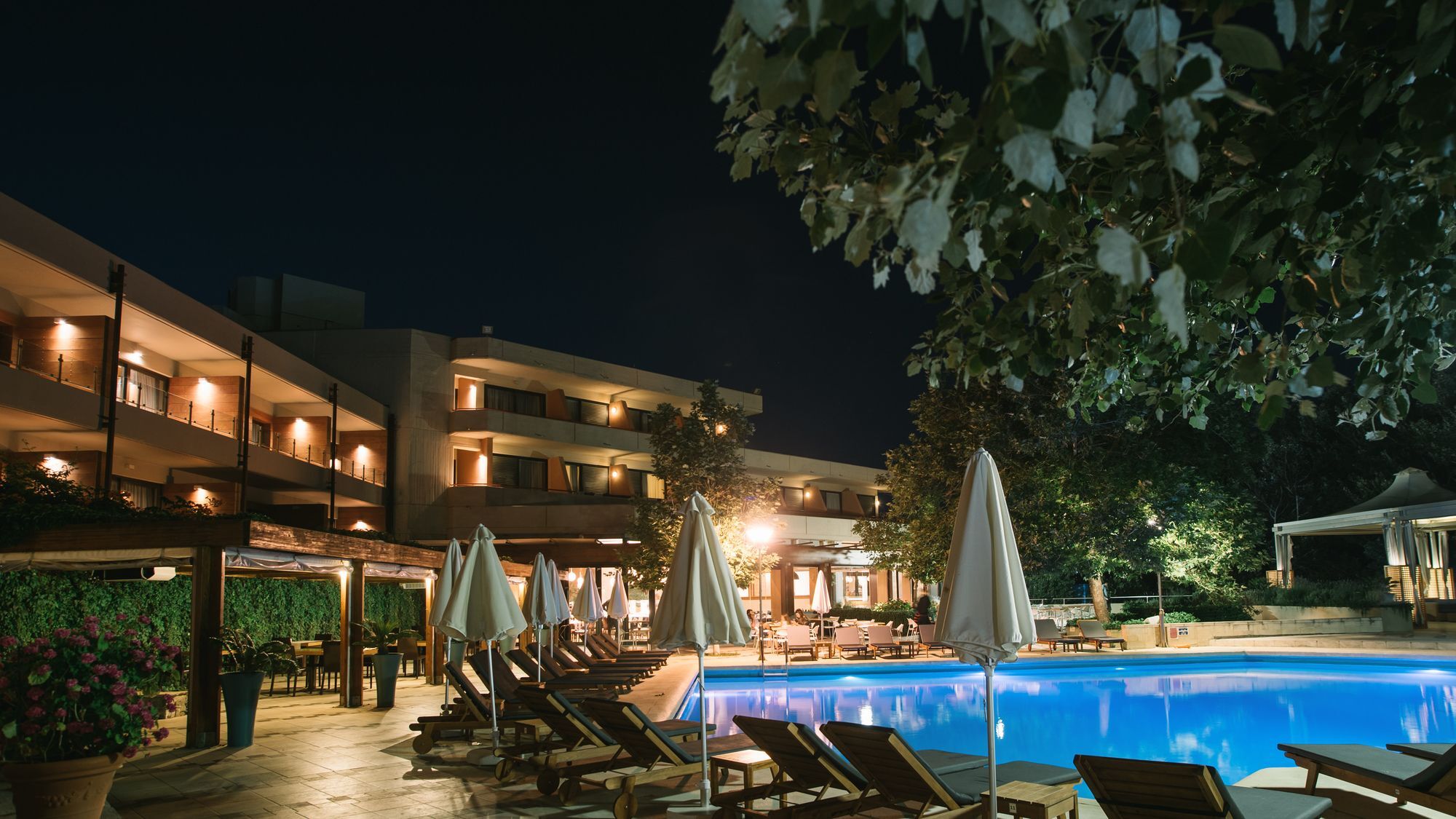 Alexander Beach Hotel & Spa Alexandroupoli Eksteriør billede The hotel's pool at night