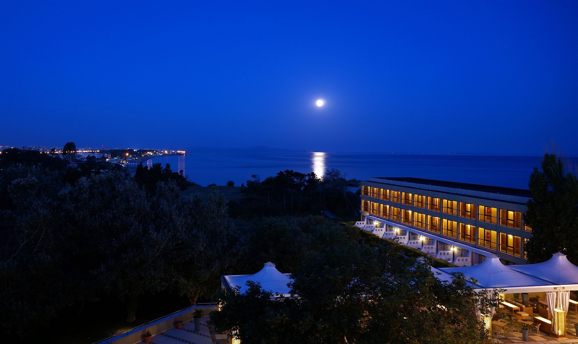 Alexander Beach Hotel & Spa Alexandroupoli Eksteriør billede Night view of the hotel