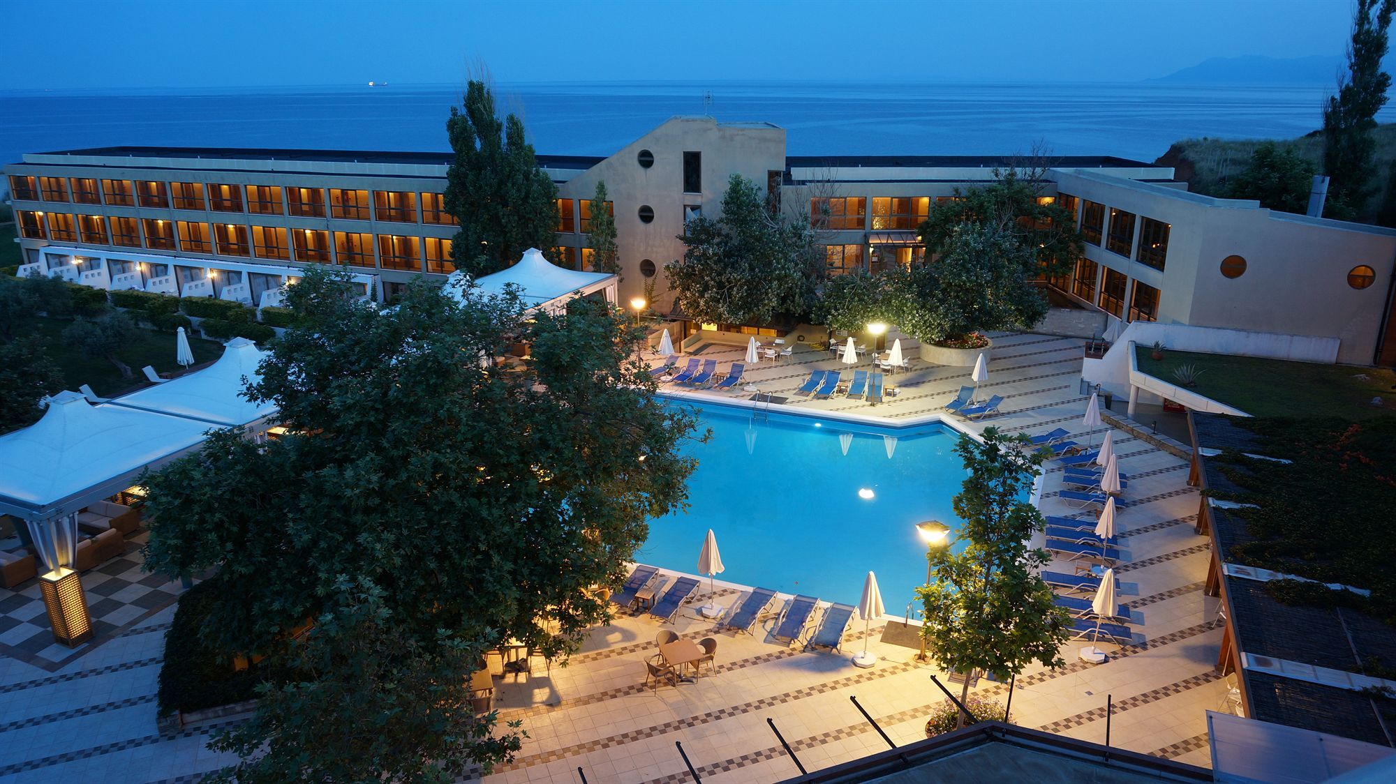 Alexander Beach Hotel & Spa Alexandroupoli Eksteriør billede The hotel at night