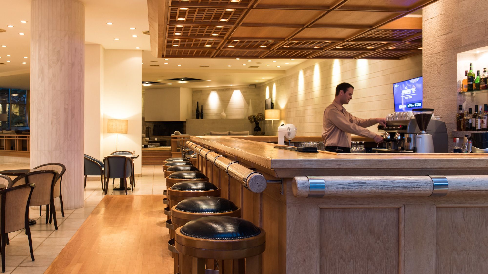 Alexander Beach Hotel & Spa Alexandroupoli Eksteriør billede A barista at work